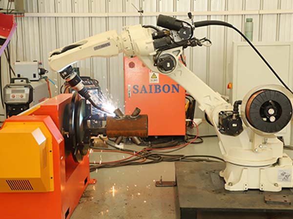 自动焊接机器人帮工厂提高工作效率